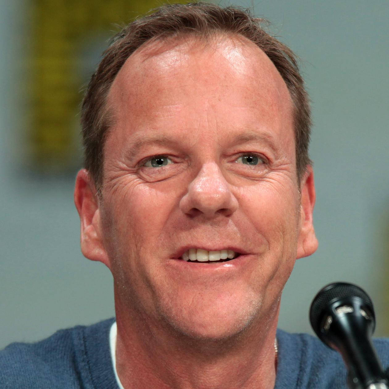 Kiefer Sutherland Addressing At Comic Con Press Conference Wallpaper