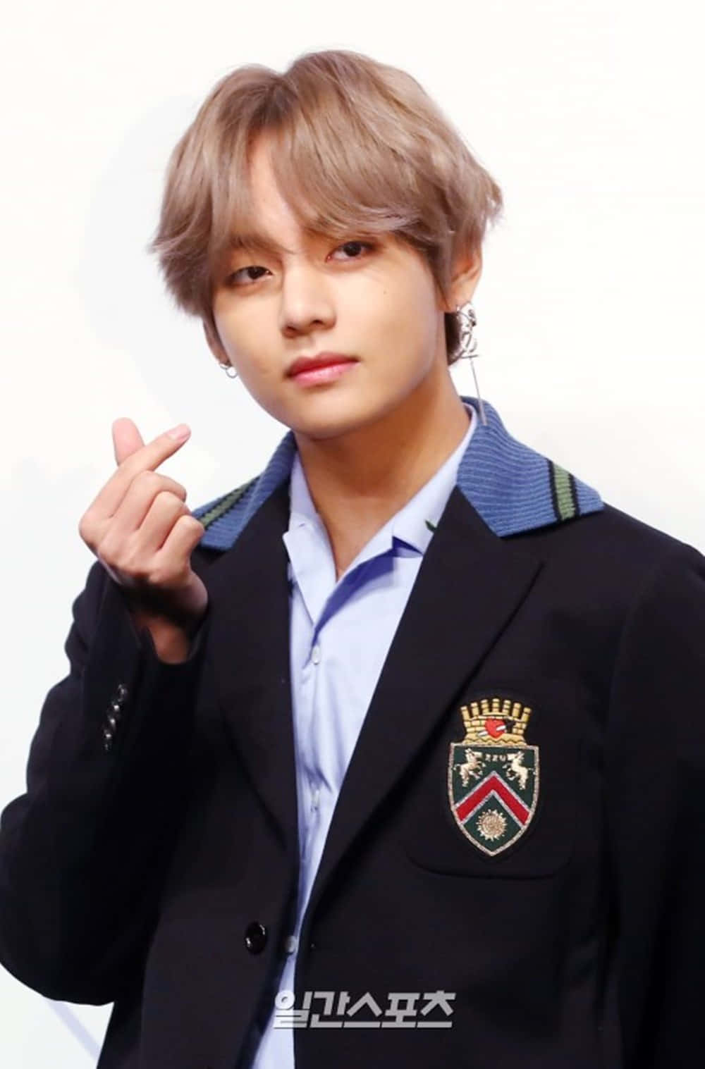 Korean Artist V Bts Finger Heart Wallpaper