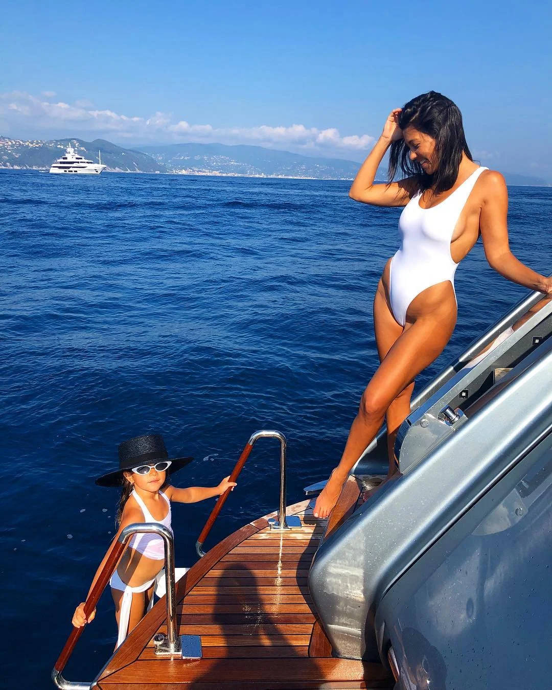 Kourtney Kardashian And Daughter Wallpaper