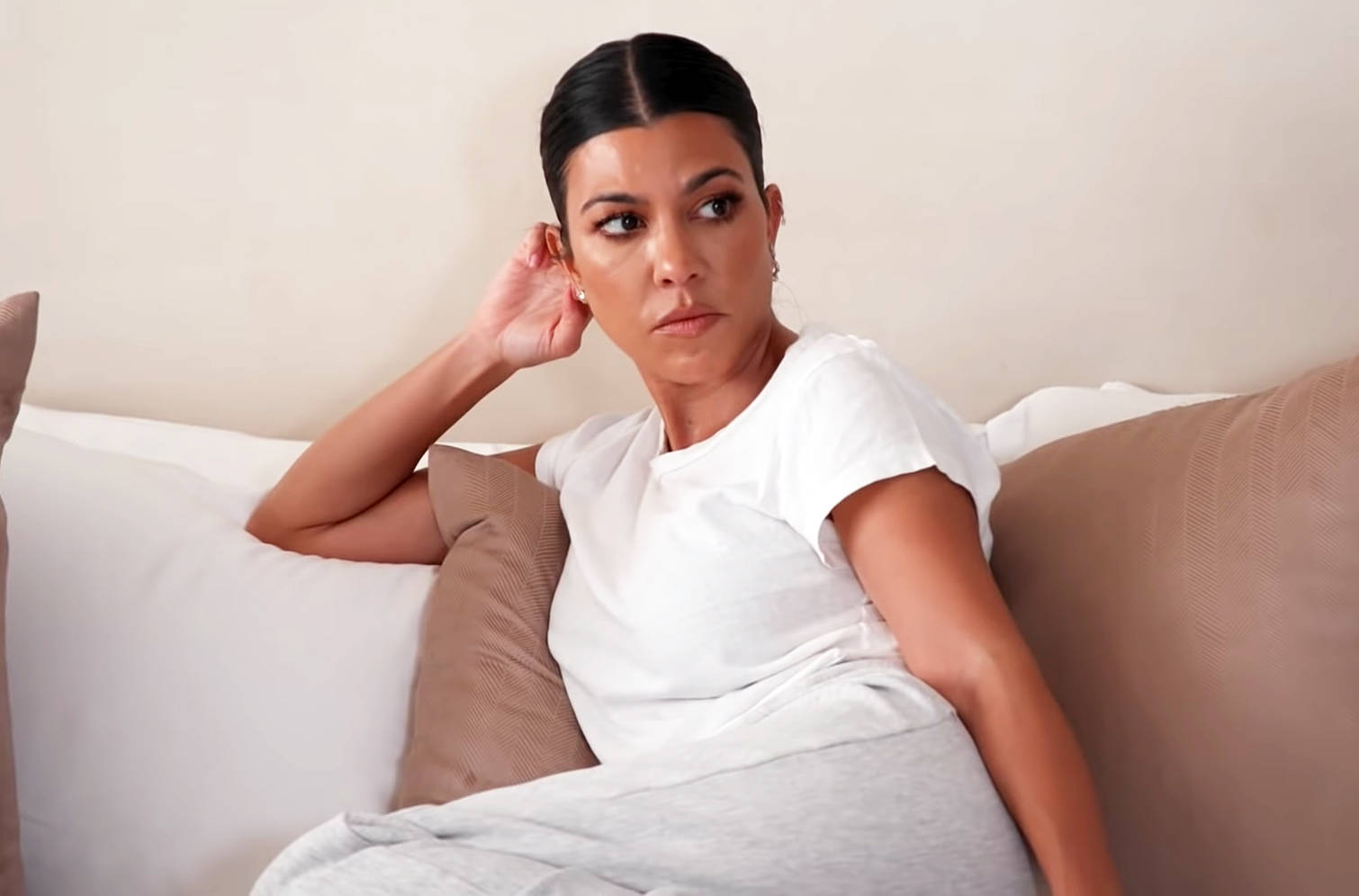 Kourtney Kardashian Glowing In Simple Chic Look Wallpaper