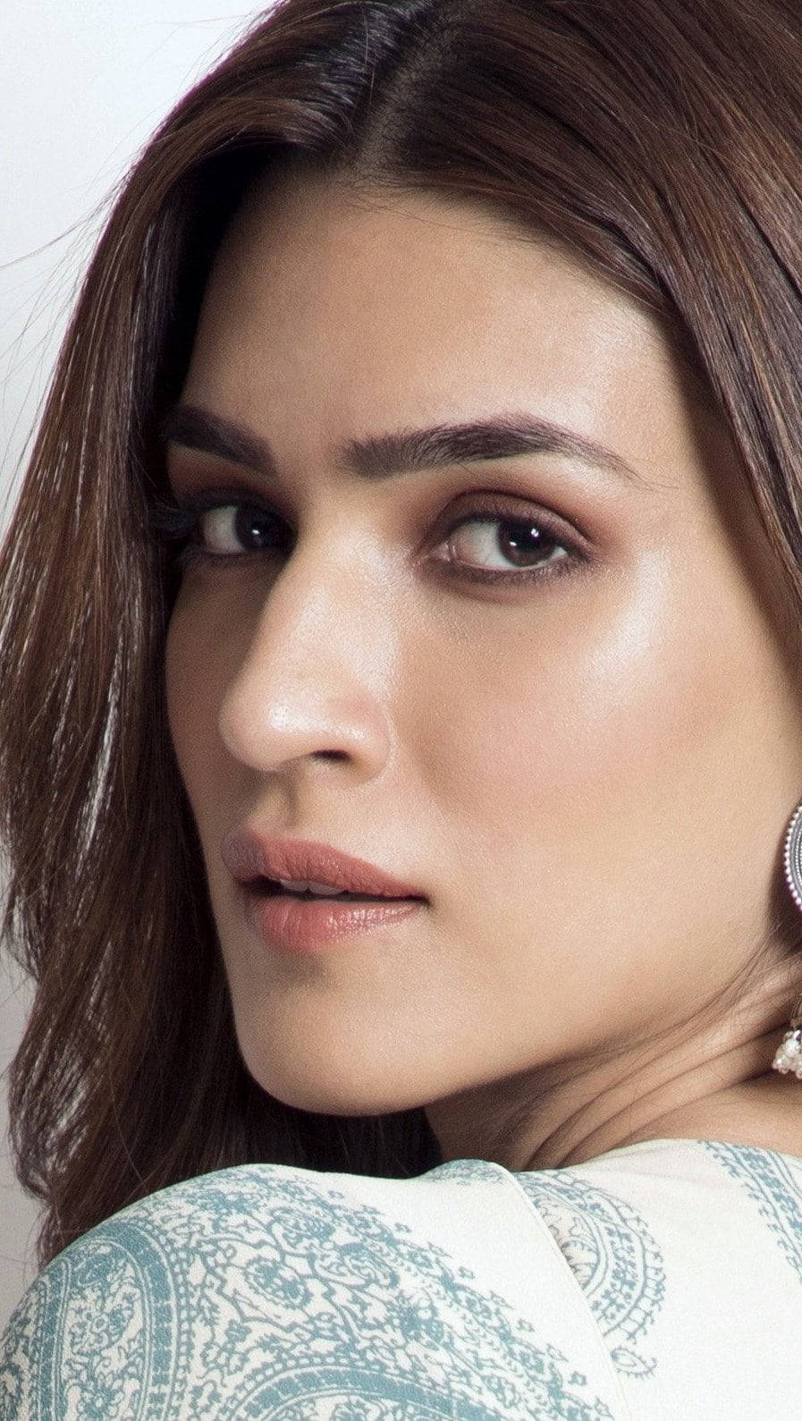 Kriti Sanon Serious Hd Wallpaper