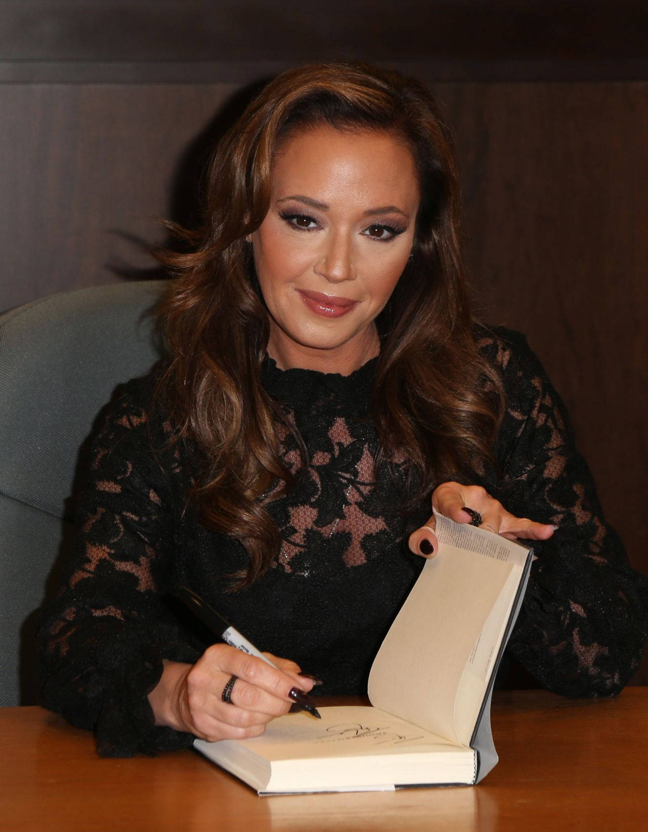 Leah Remini At Her Book Signing Event Wallpaper