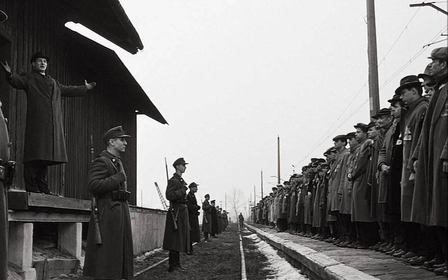 Liam Neeson As Oskar Schindler In Schindler's List Wallpaper