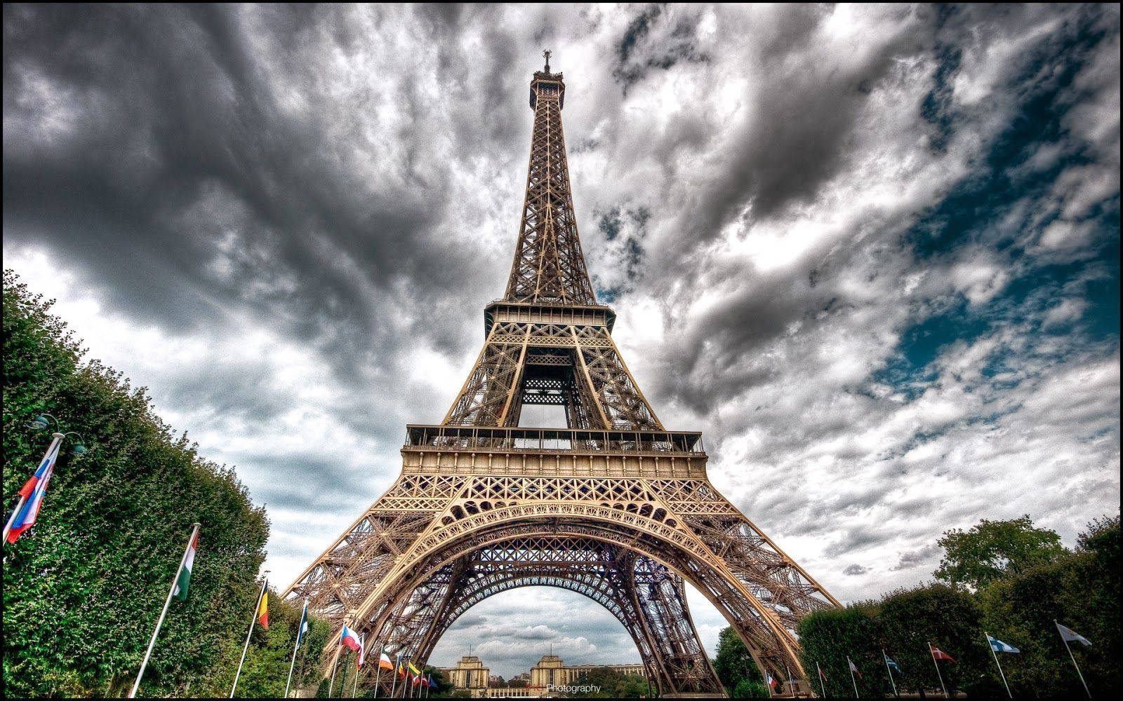 Light Show At The Iconic Eiffel Tower In Paris. Wallpaper