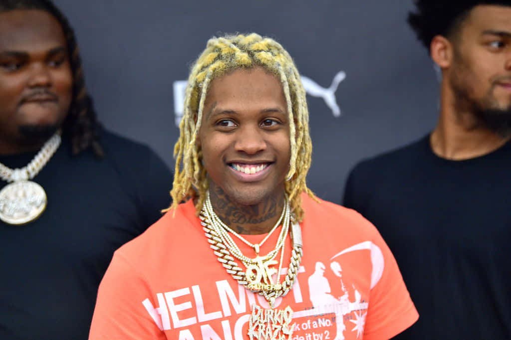 Lil Durk Smilingwith Friends Wallpaper