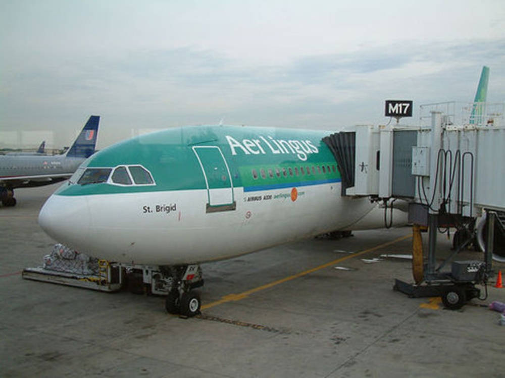 Loading Of Aer Lingus Airplane Wallpaper