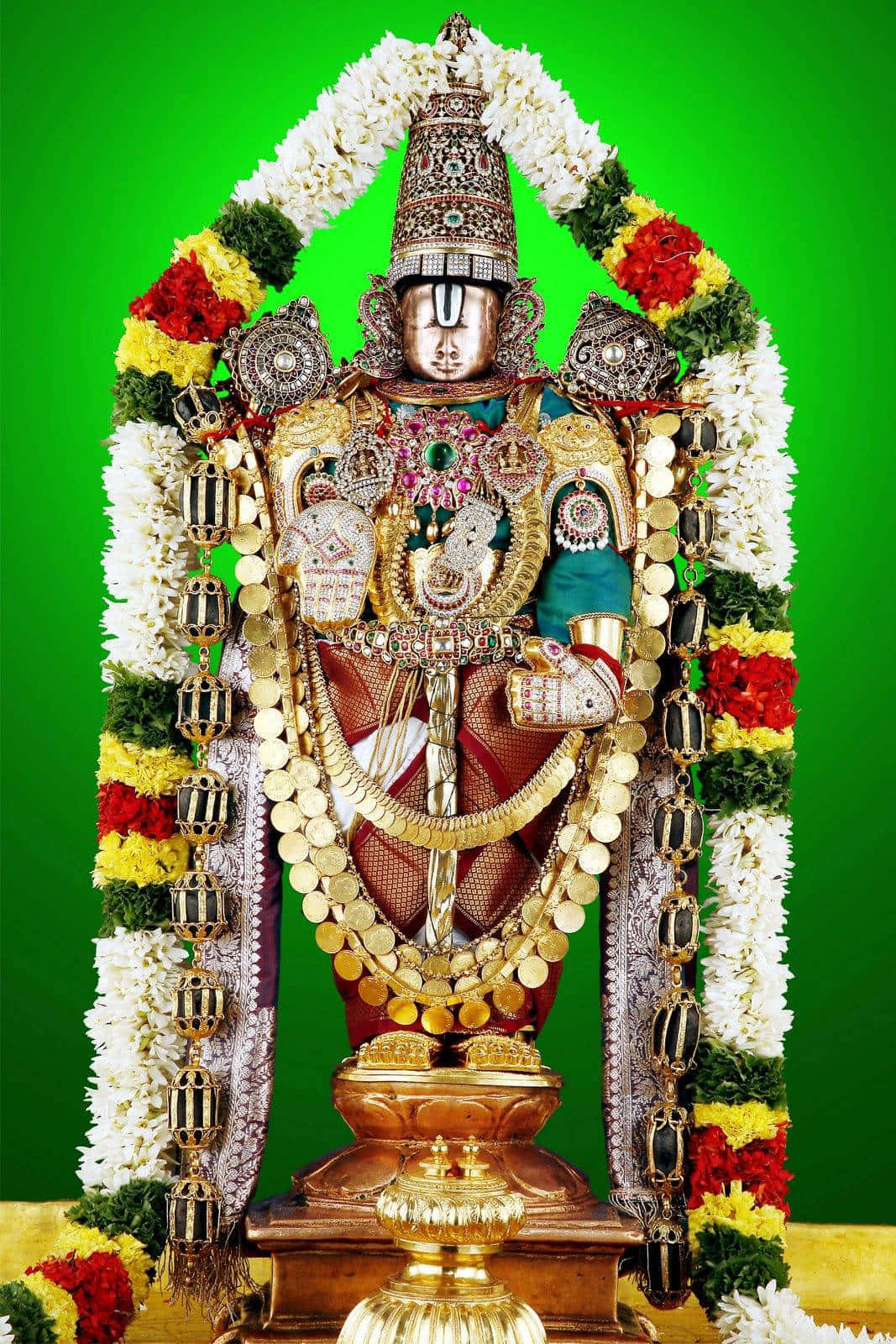 Lord_ Balaji_ Decked_in_ Jewels_and_ Flowers.jpg Wallpaper