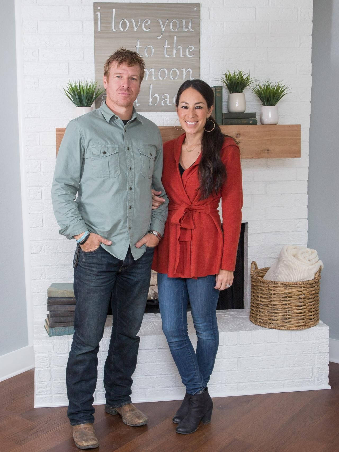 Loving Moment Captured Between Chip And Joanna Gaines Wallpaper