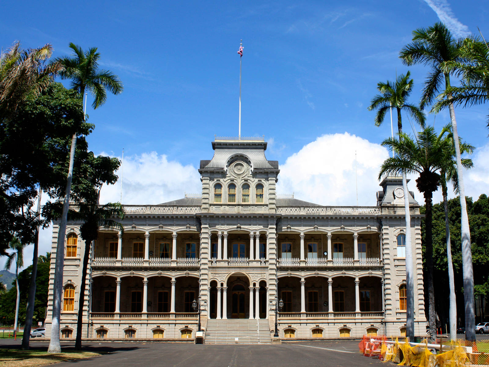 Majestic Facade Of Iolani Palace Wallpaper