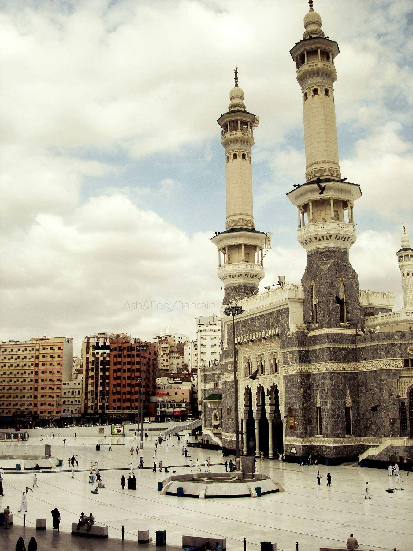 'majestic King Fahad Gate - The Gateway To Makkah' Wallpaper