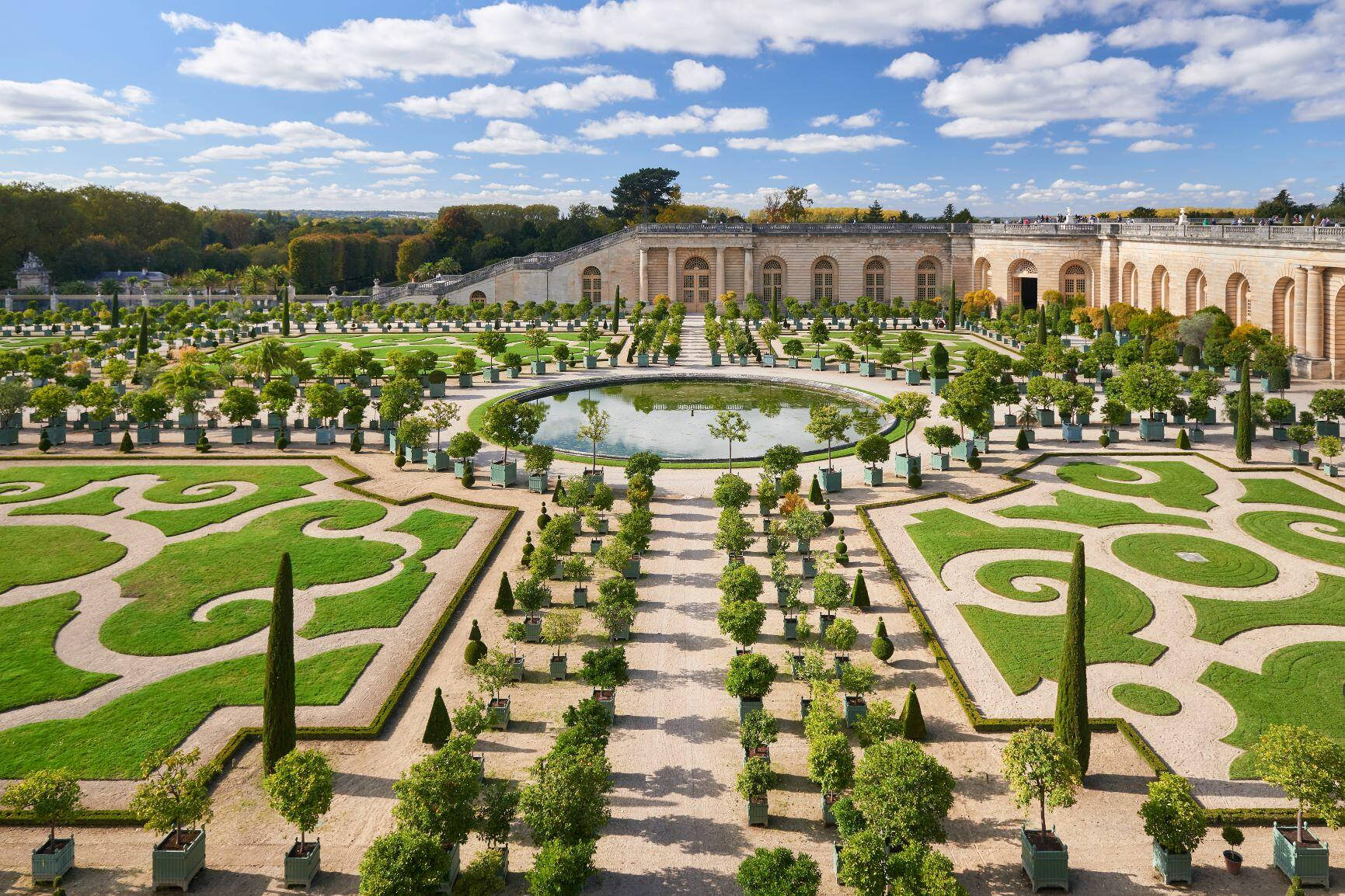 Majestic Lantona's Parterre Walkway At The Palace Of Versailles Wallpaper