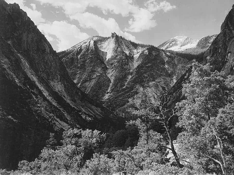 Majestic_ Mountain_ Valley_ View Wallpaper
