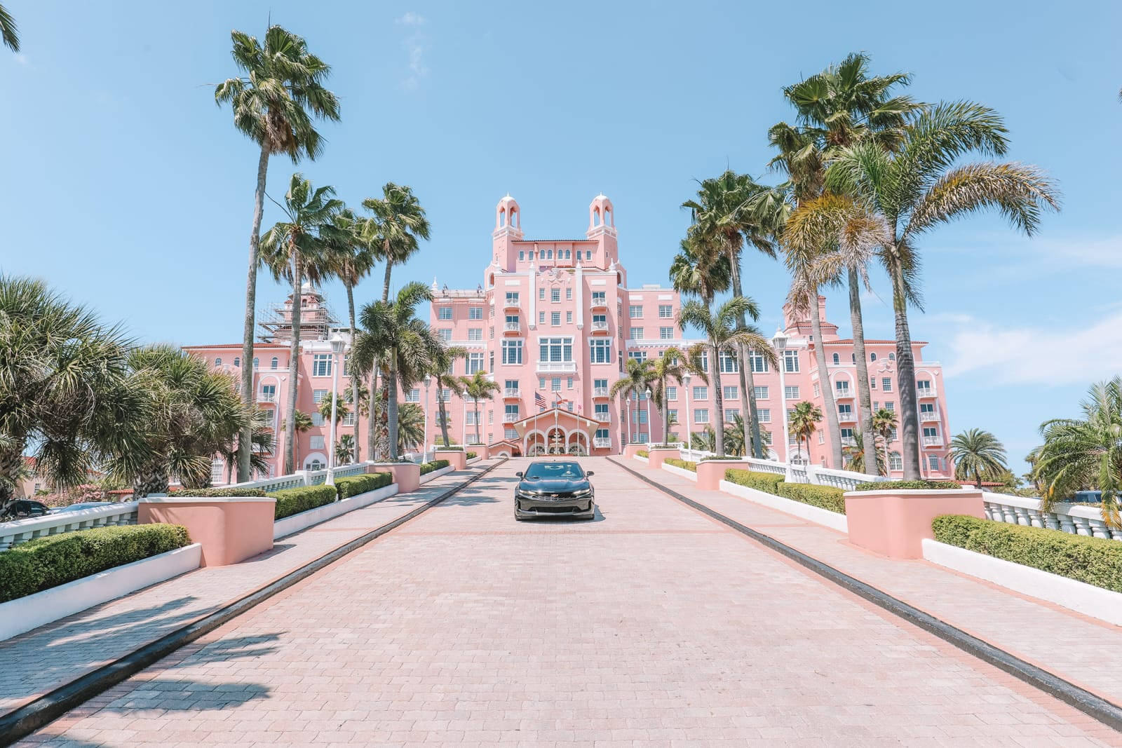 Majestic Pink Palace Of St. Petersburg Wallpaper