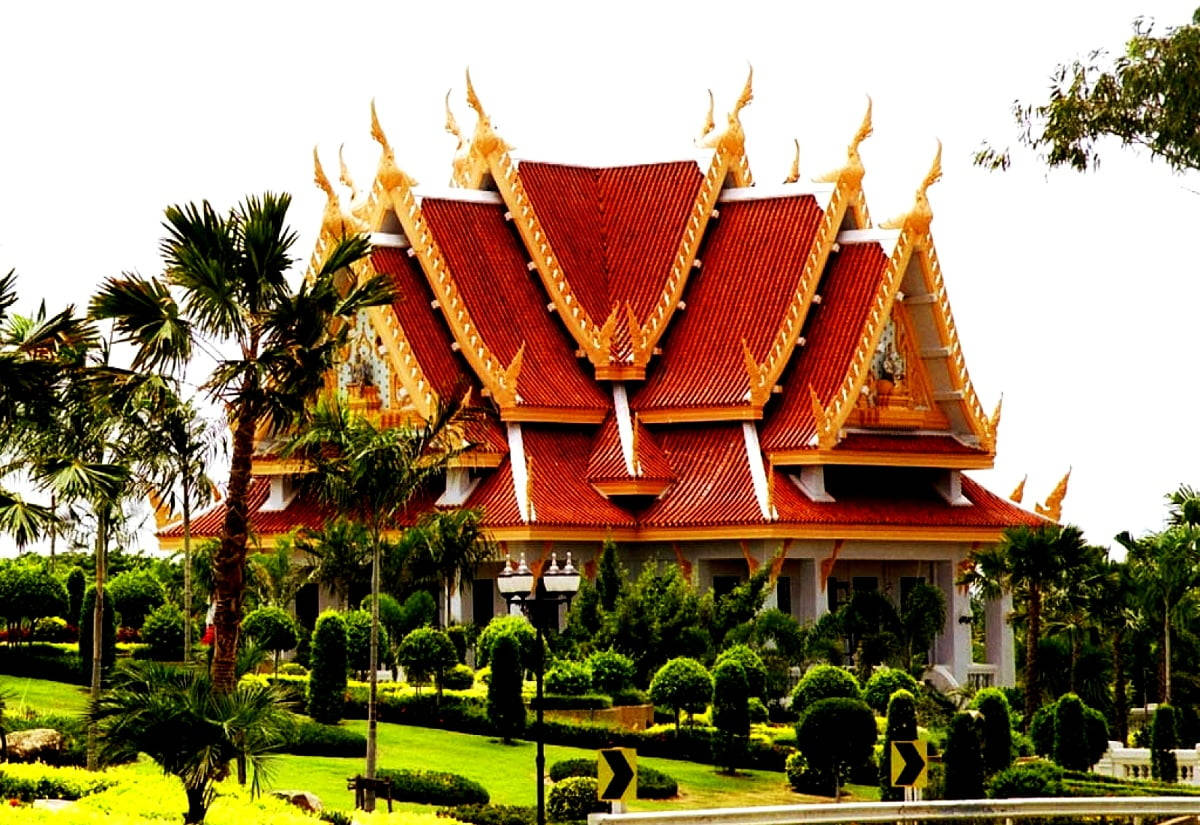 Majestic Red Temple In Pattaya Wallpaper