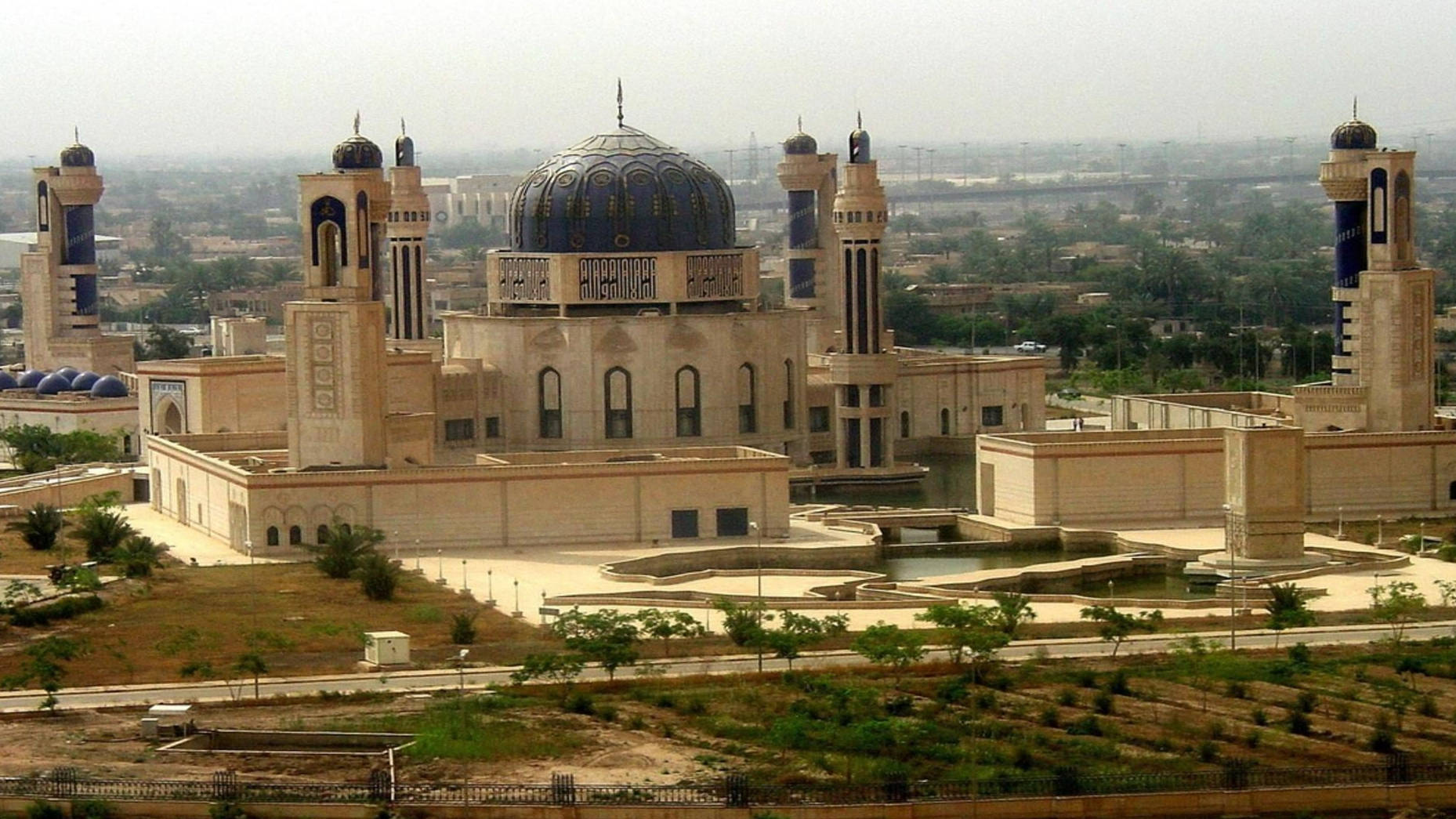 Majestic Umm Al-qura Mosque In Baghdad, Iraq Wallpaper