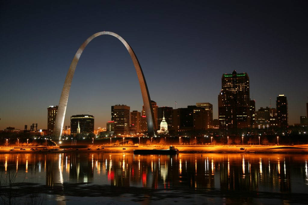 Majestic View Of The Gateway Arch At St. Louis Wallpaper