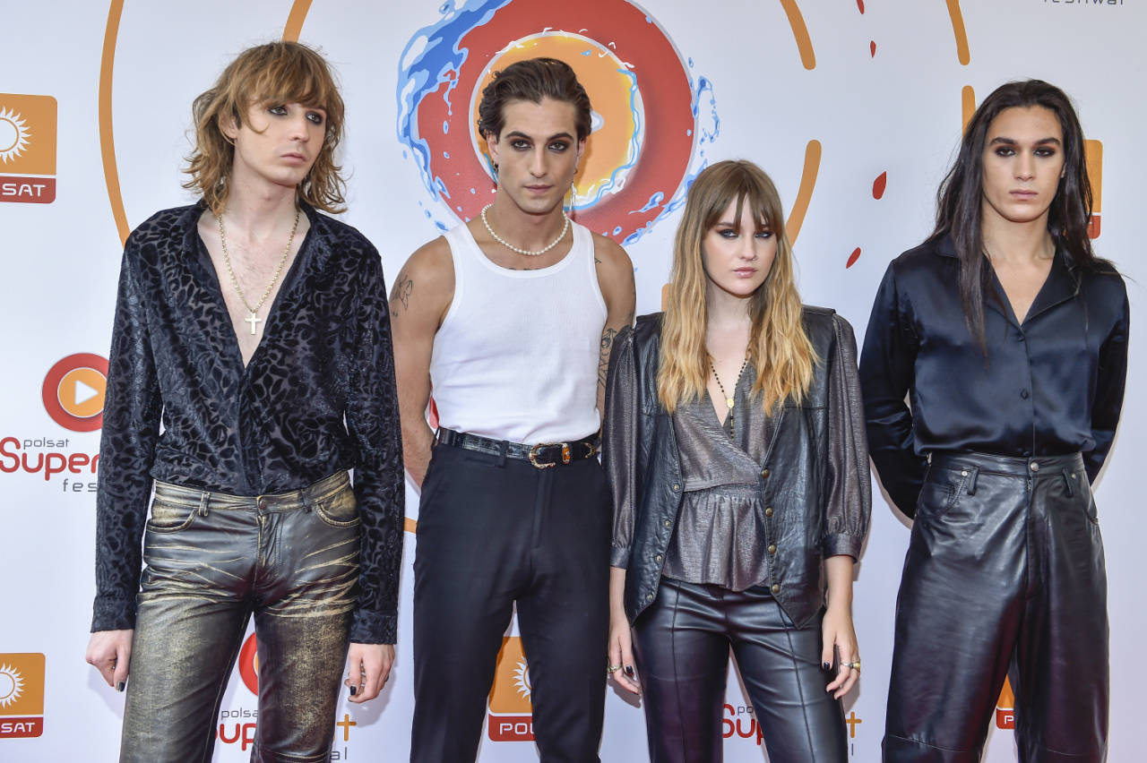 Maneskin And Damiano David Group Photo Wallpaper