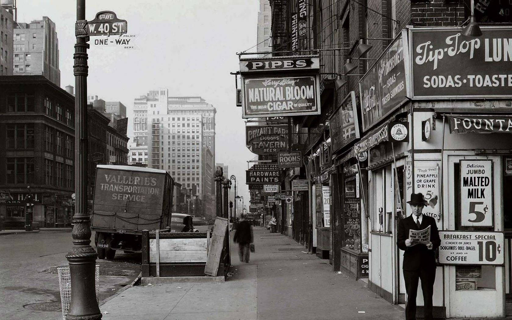 Manhattan Street View In New York City Wallpaper