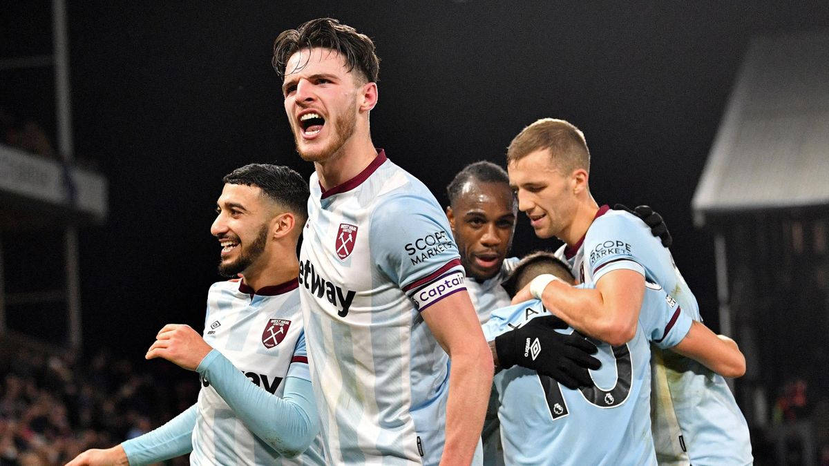 Manuel Lanzini And Happy Teammates Wallpaper