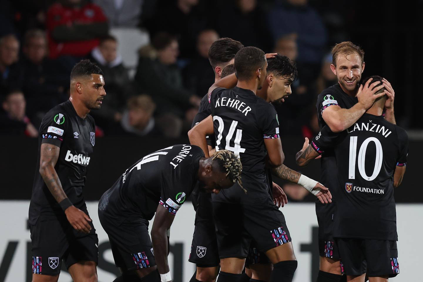 Manuel Lanzini Hugged By Teammate Wallpaper