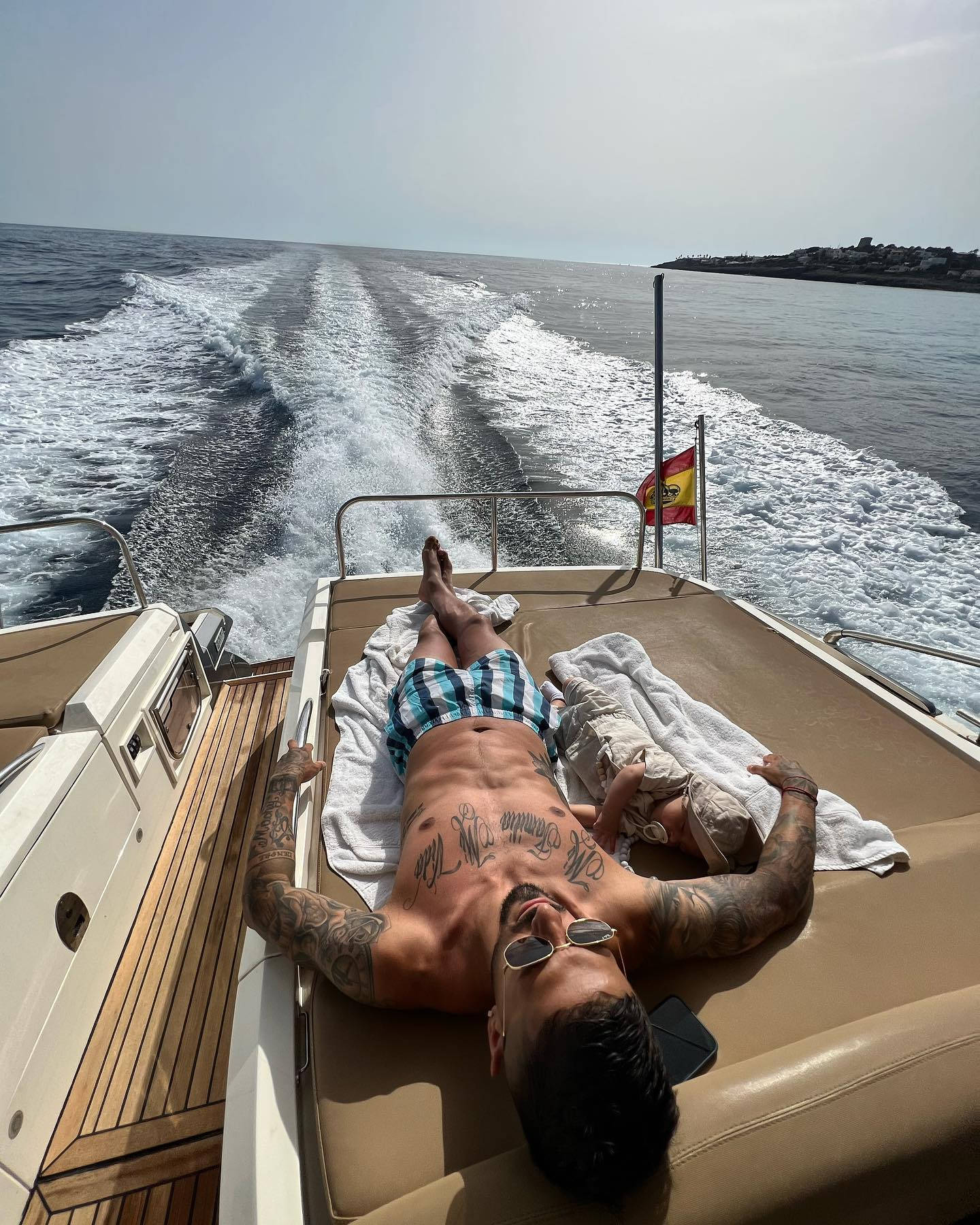 Manuel Lanzini Sunbathing On Yacht Wallpaper