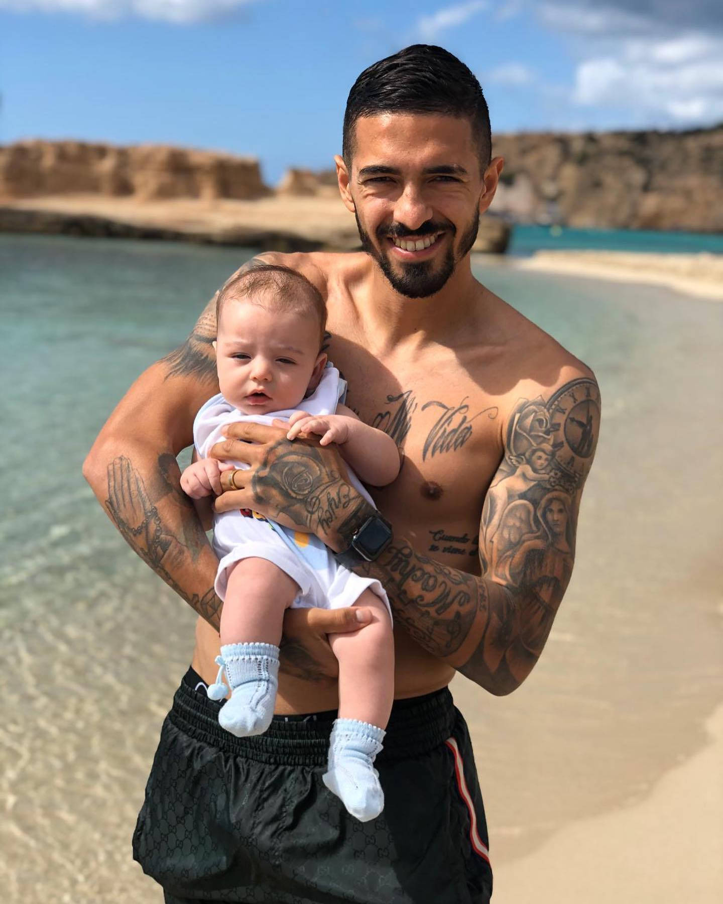 Manuel Lanzini With Baby At Beach Wallpaper