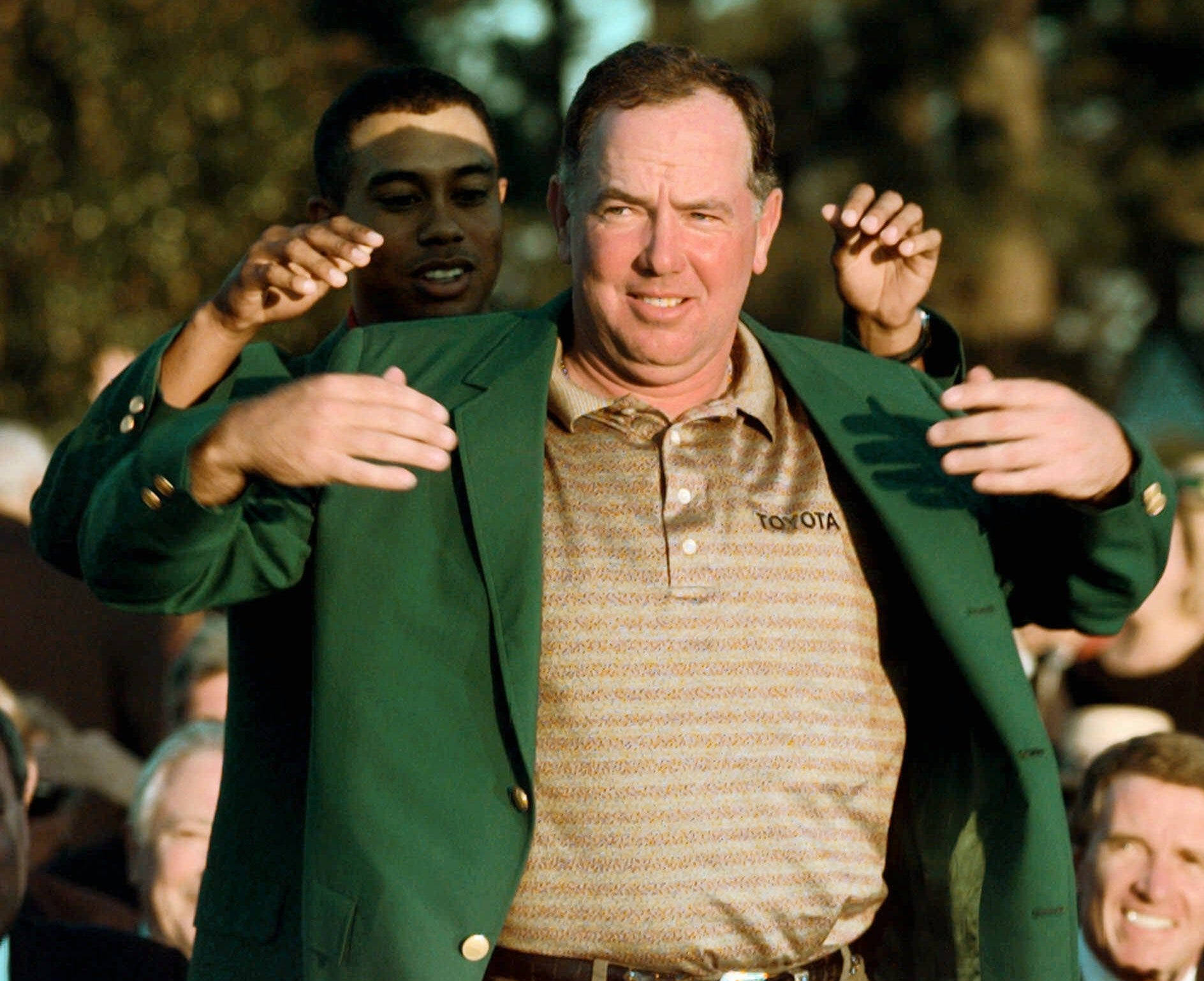 Mark O'meara Putting On Green Jacket Wallpaper