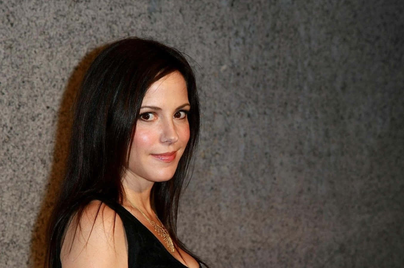 Mary-louise Parker Striking A Stunning Pose Wallpaper