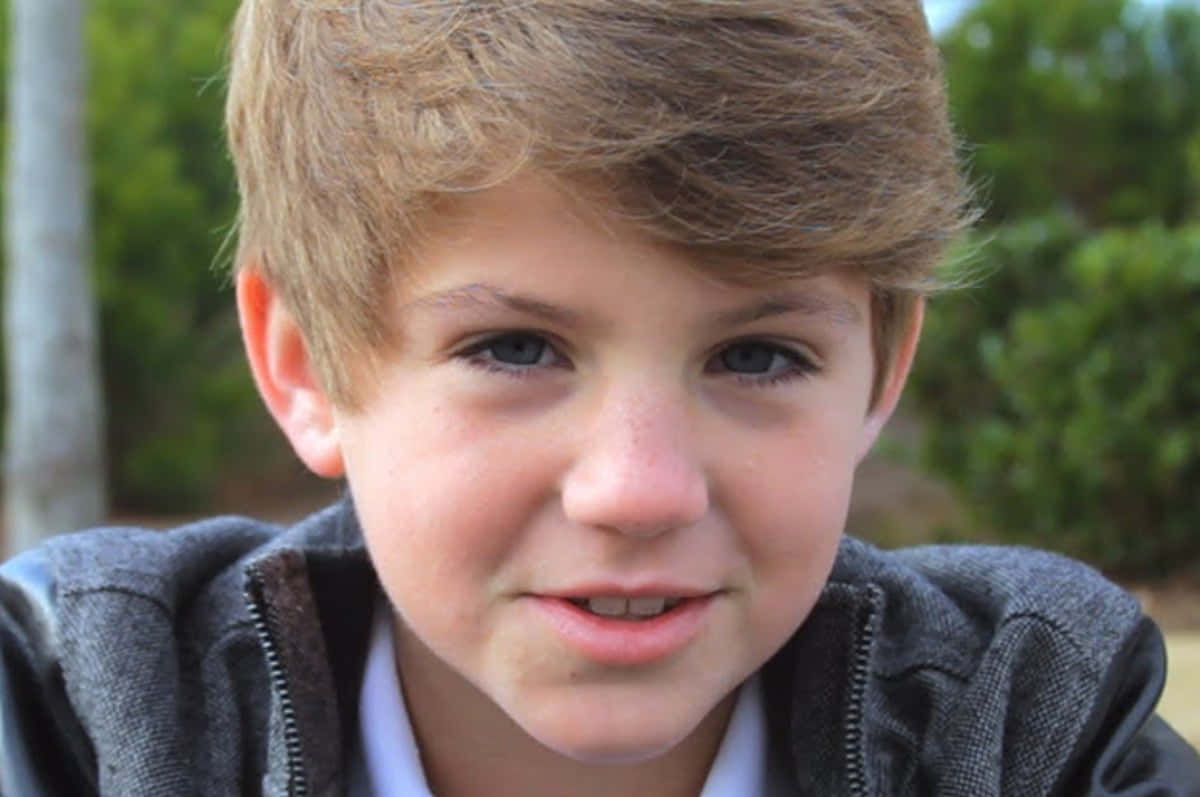 Matty B Singing On Stage Wallpaper