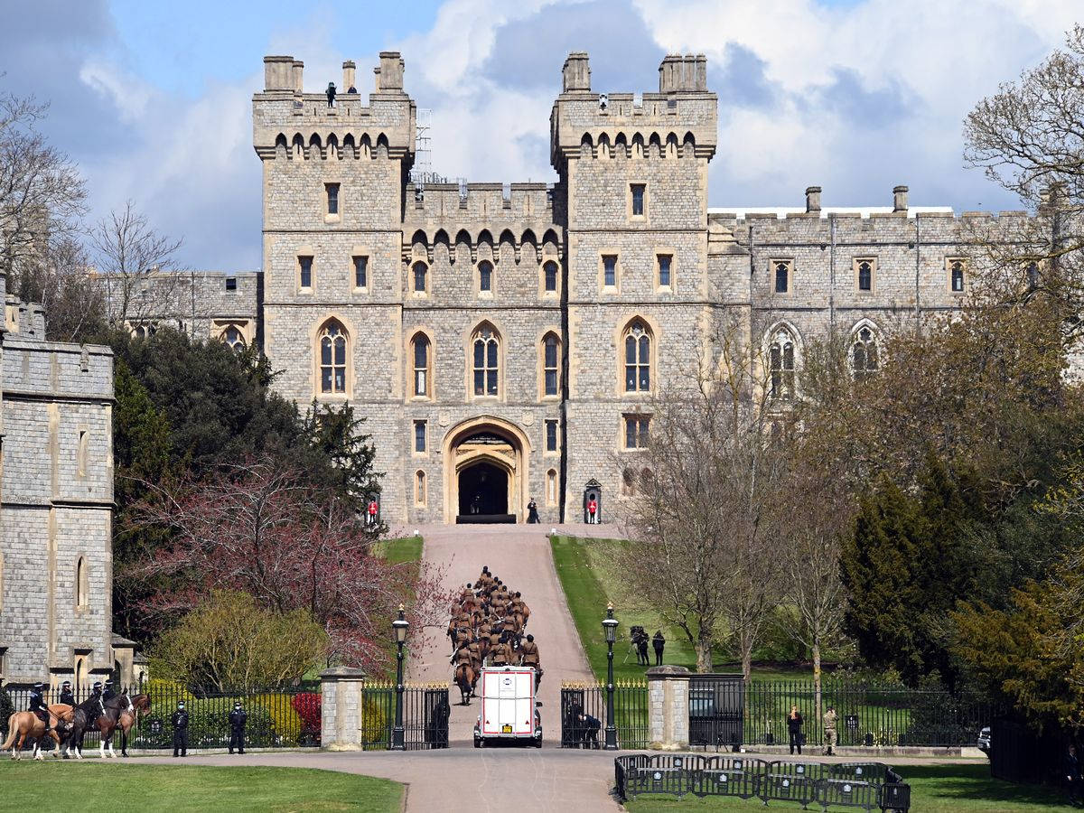 Men On Horseback Outside Windsor Castle Wallpaper