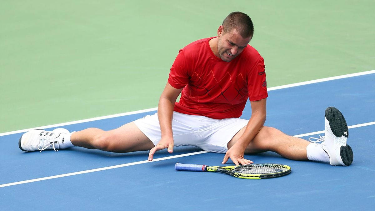 Mikhail Youzhny Stretching Wallpaper