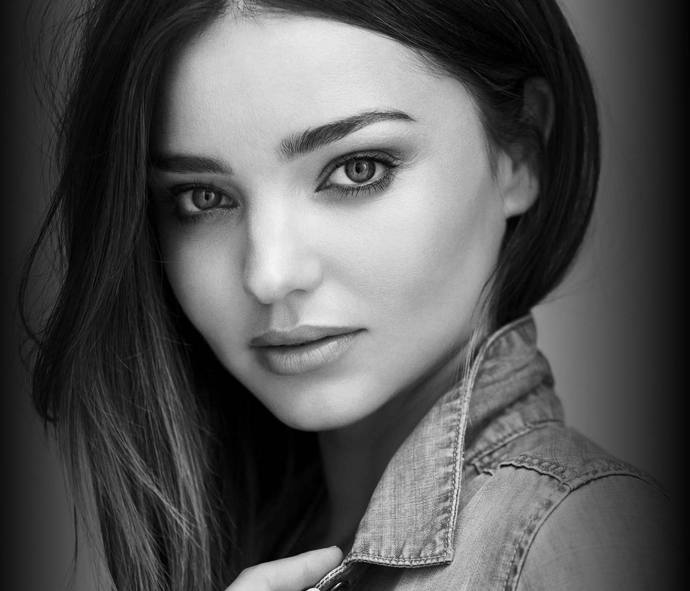 Miranda Kerr Close-up Grayscale Wallpaper