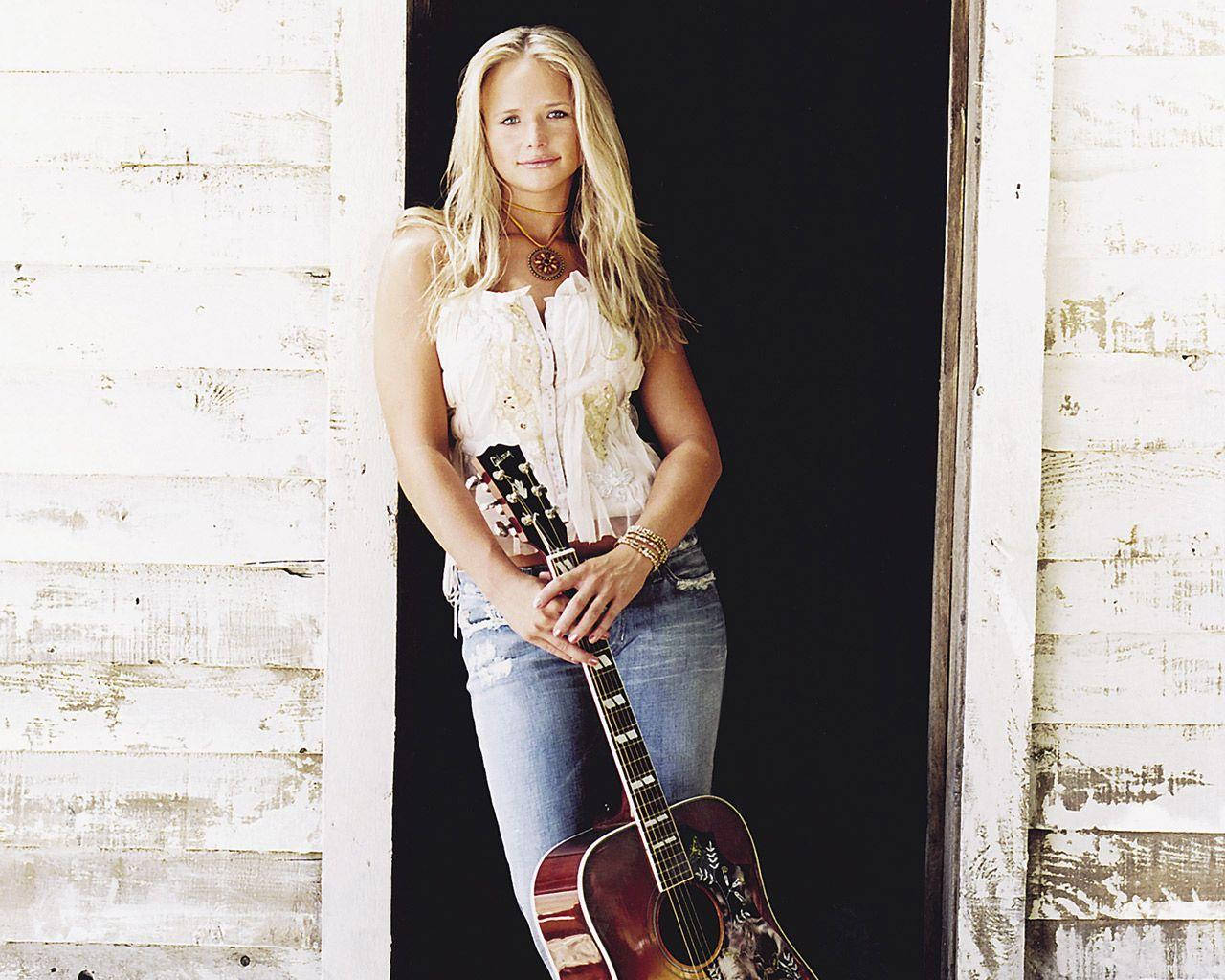 Miranda Lambert Leaning On Door Frame Wallpaper