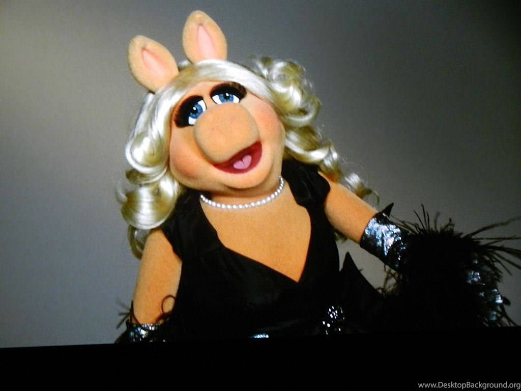 Miss Piggy Gorgeous Black Dress Wallpaper