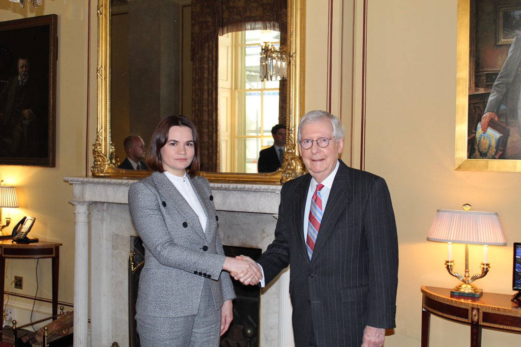 Mitch Mcconnell Shakes Hands With Sviatlana Tsikhanouskaya Wallpaper