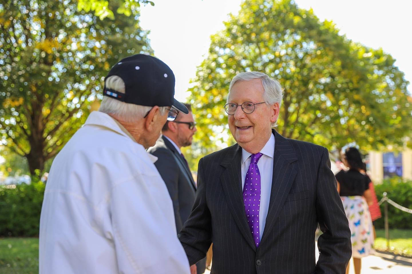 Mitch Mcconnell Talking To Civilians Wallpaper