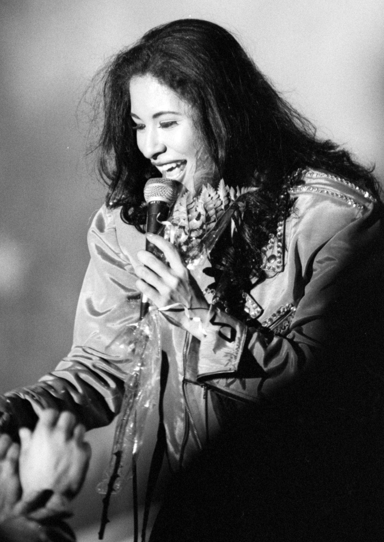 Monochromatic Selena Quintanilla Wallpaper