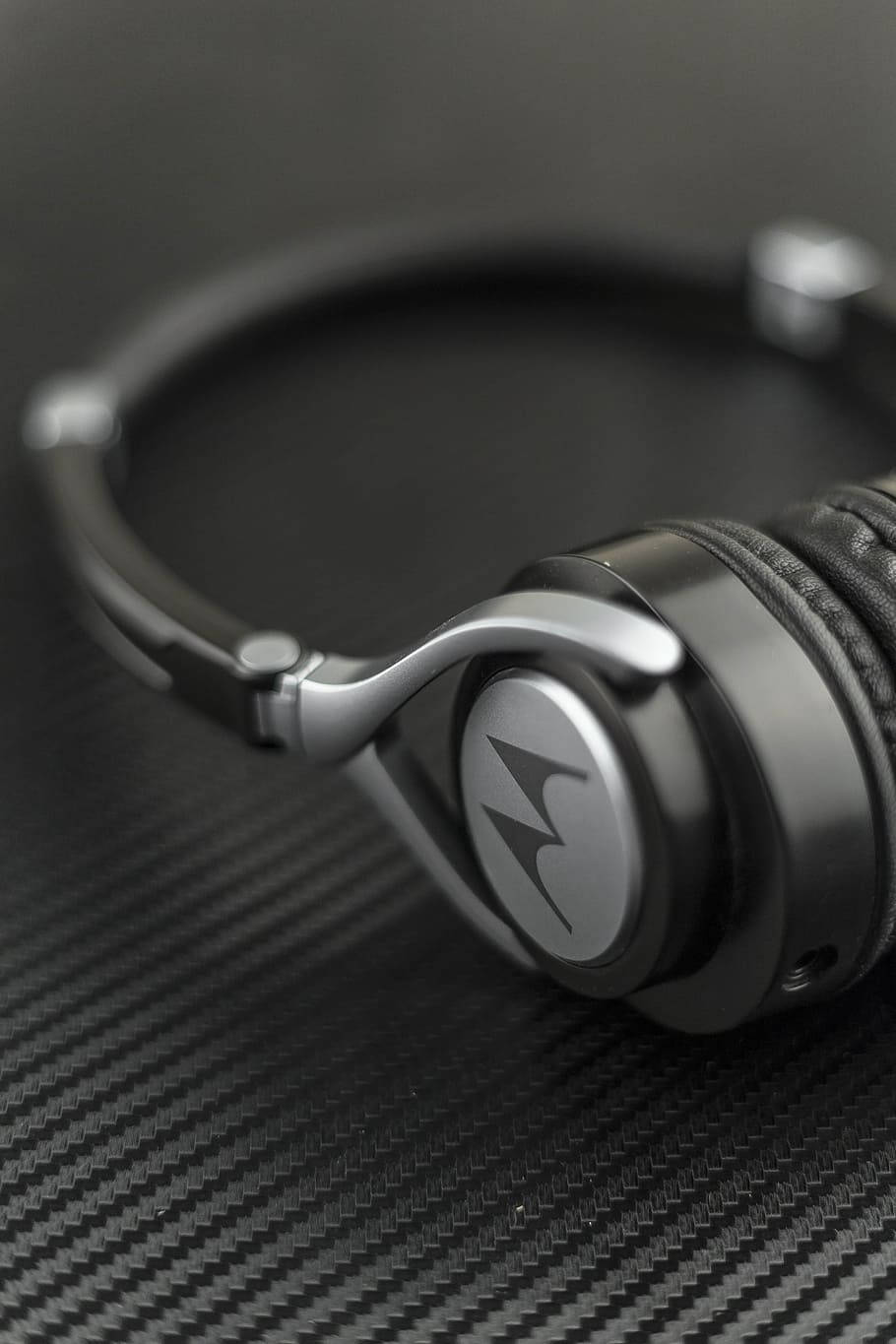 Motorola Black Headphones Wallpaper