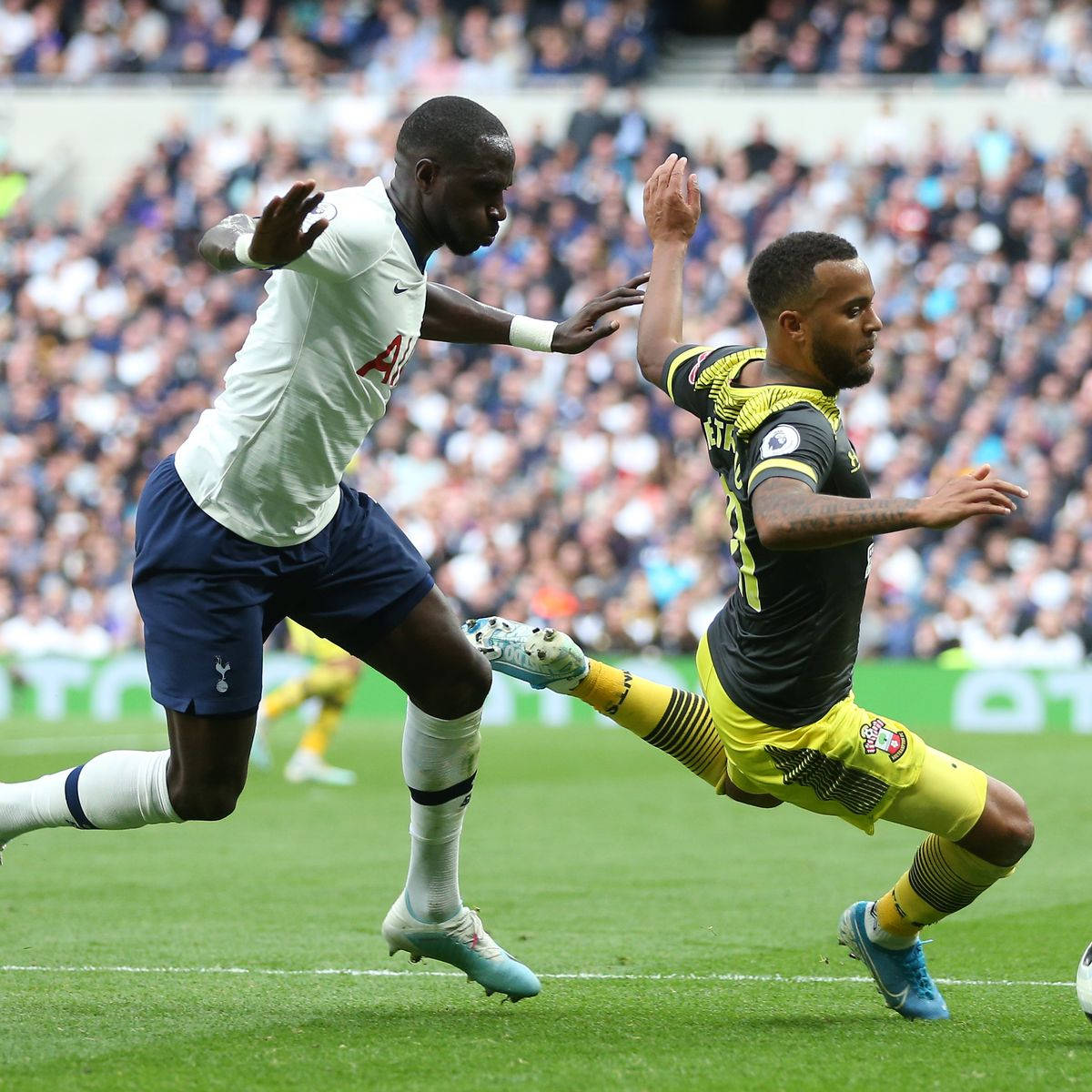 Moussa Sissoko Chasing Football Wallpaper