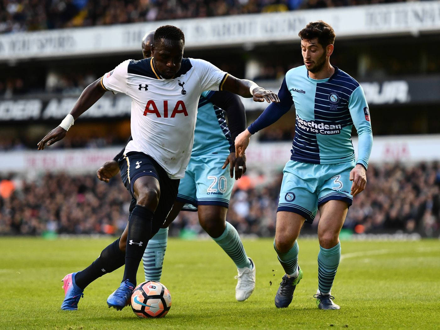 Moussa Sissoko Defending The Ball Wallpaper