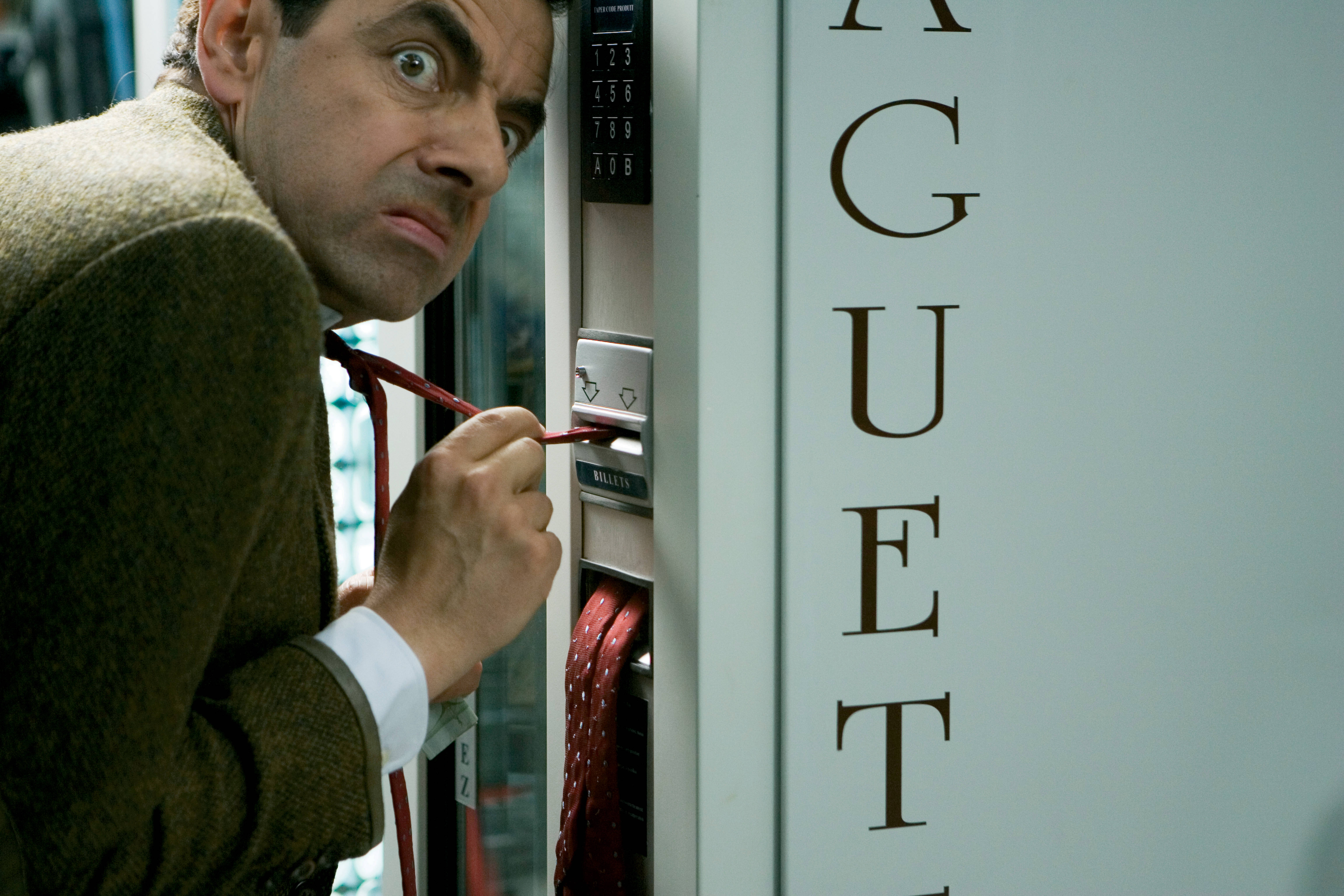 Mr Bean 4k Stuck Necktie Wallpaper