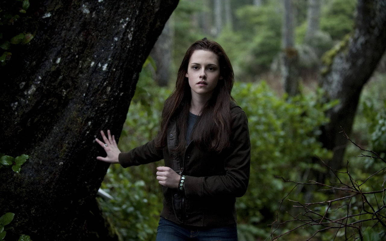 Mujeres Calientes Kristen Stewart In A Forest Wallpaper