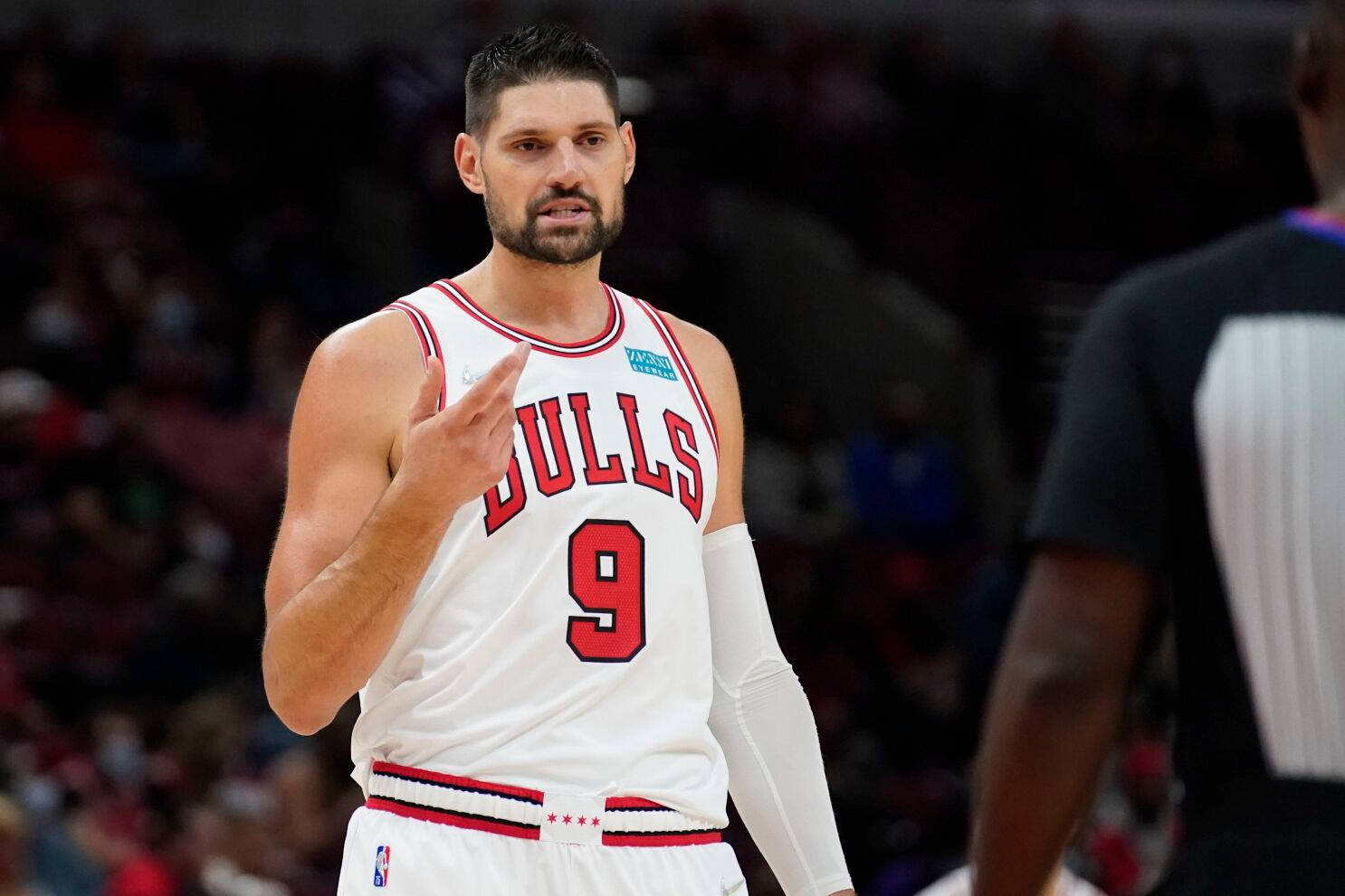 Nba Player Nikola Vucevic Chicago Bulls Referee Talk Wallpaper