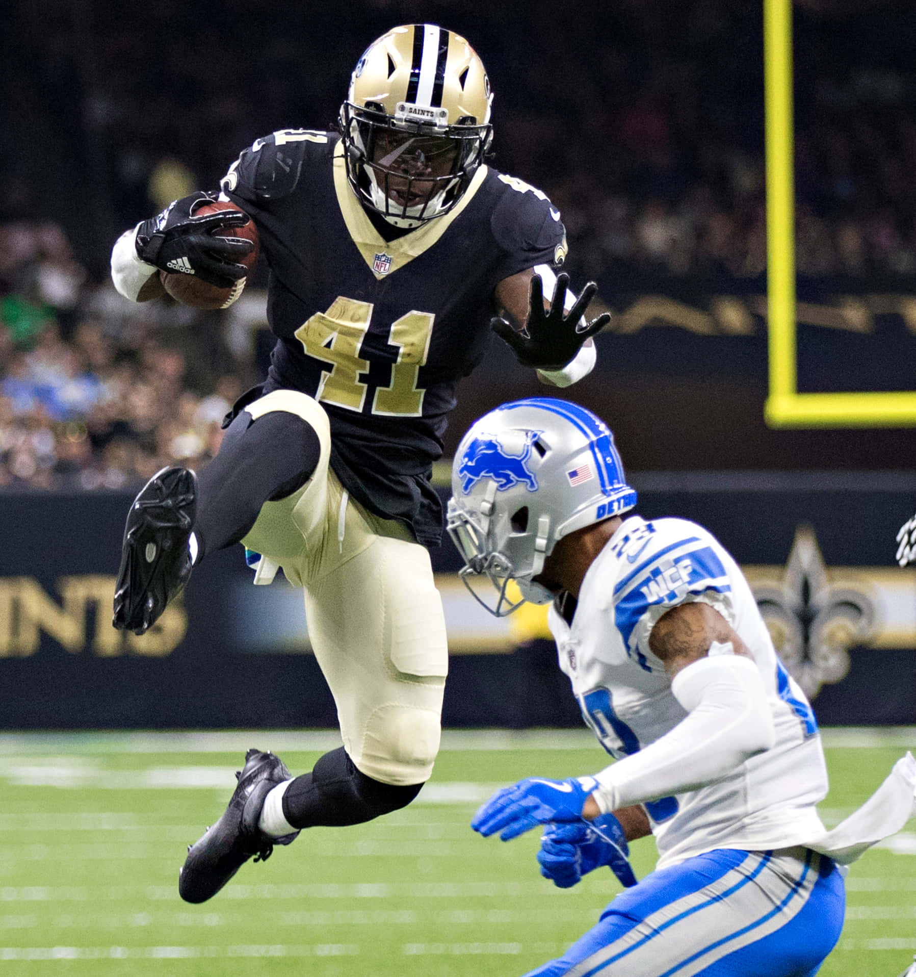 New Orleans Saints Star Alvin Kamara Runs The Ball Wallpaper