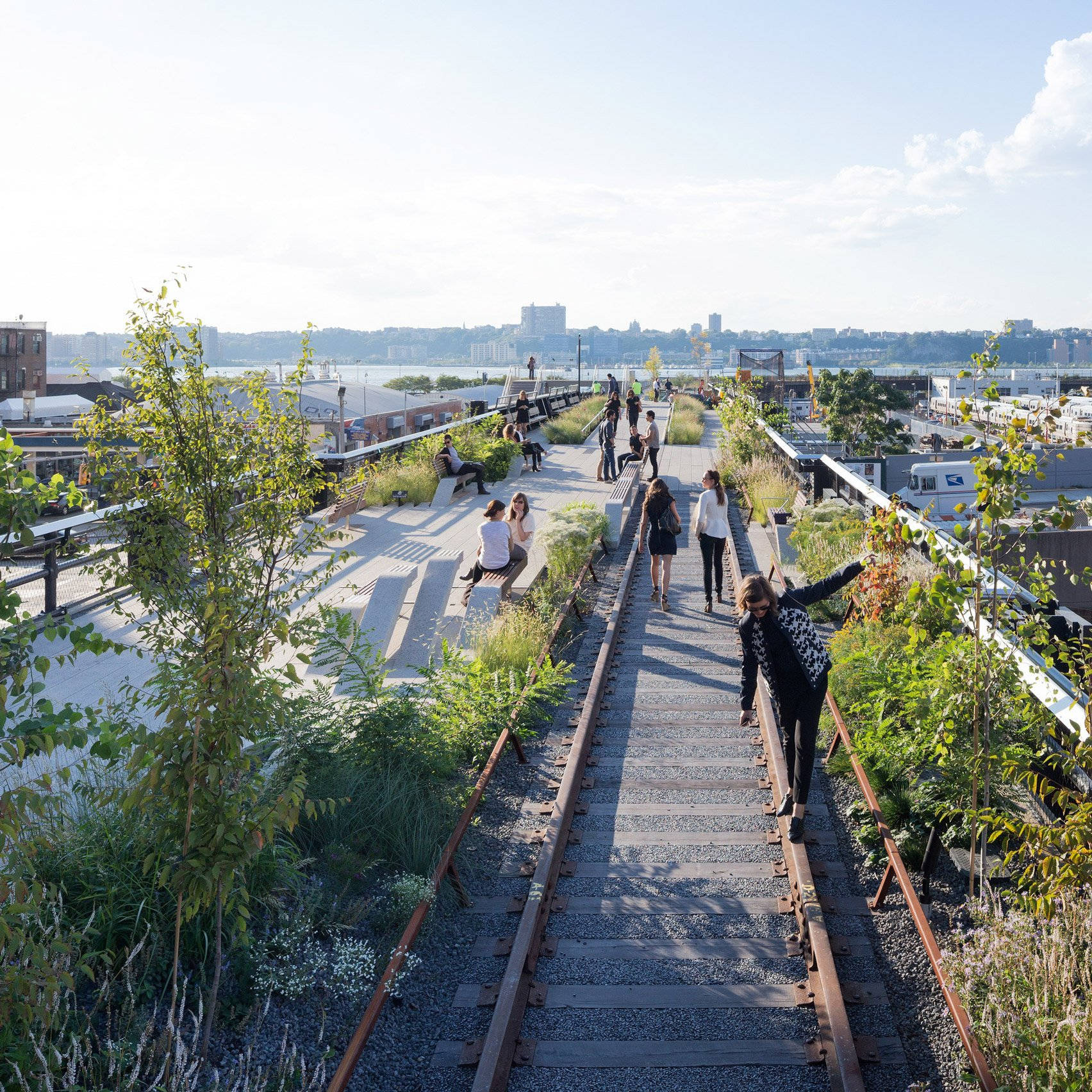 New Yorkers Enjoying The High Line Wallpaper