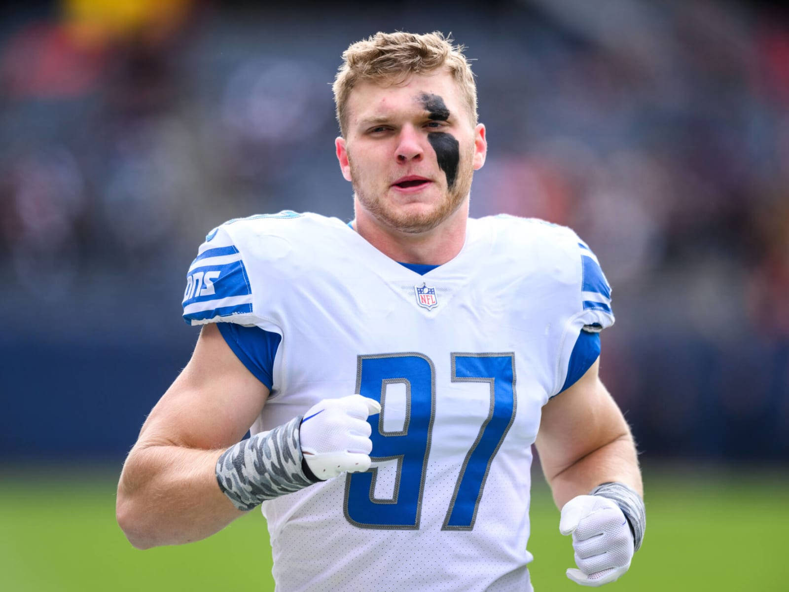 Nfl Defensive End Aidan Hutchinson Wallpaper