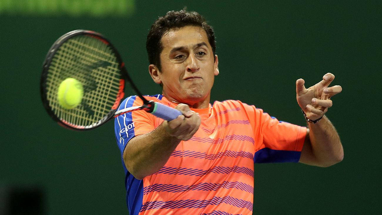 Nicolas Almagro Easily Returning Ball Wallpaper