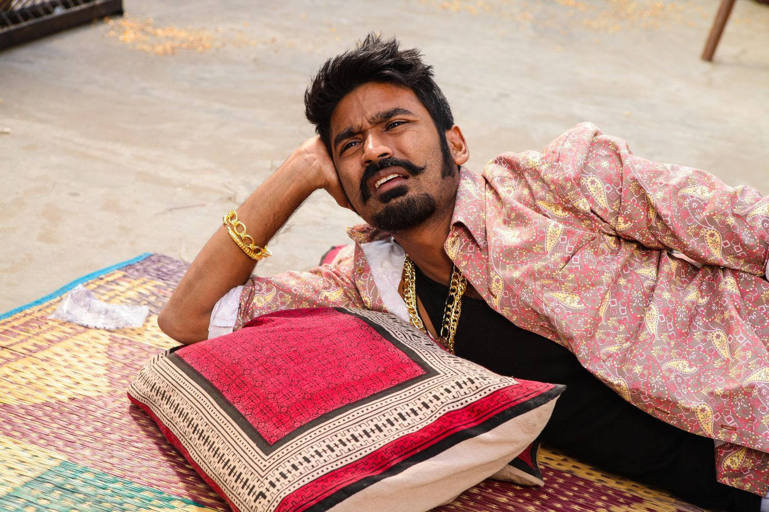 Nifty Dhanush Action Movie Wallpaper