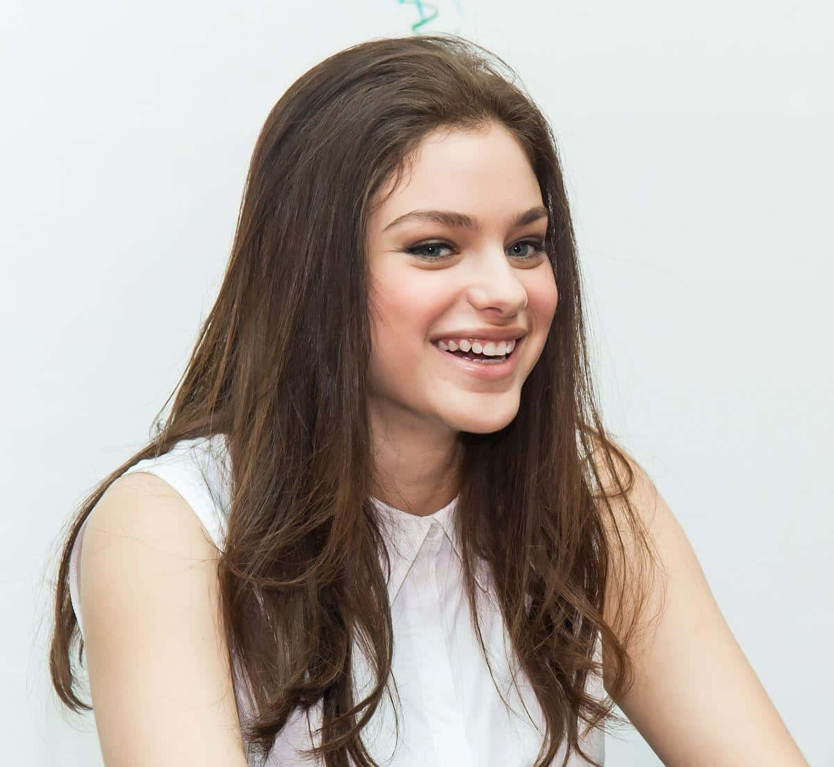 Odeya Rush Radiates Beauty And Poise. Wallpaper