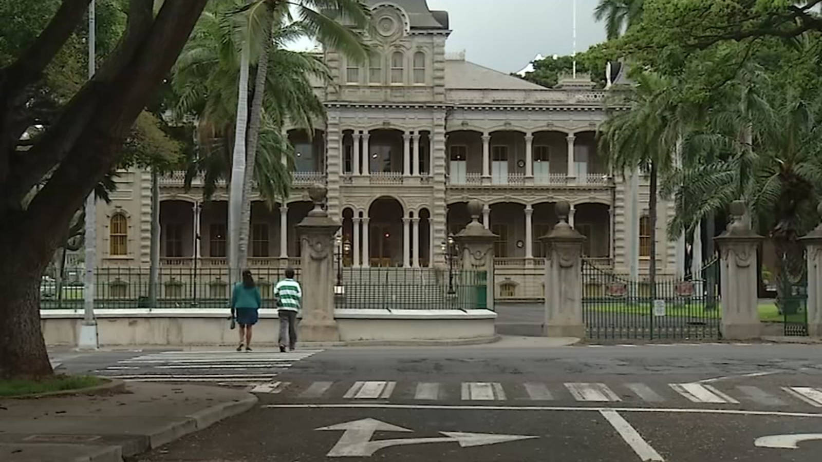 Outside The Gates Of Iolani Palace Wallpaper